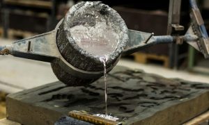 ریختن نقره مذاب در قالب