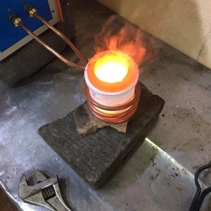 قرار دادن بوته استوانه ای بر سطح نسوز